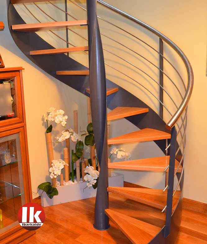 Escalera de caracol con escalones de madera de roble y barandillas en acero inoxidable. | Escaleras modernas, Escalera caracol, Escaleras Escalera De Caracol Con Escalones De Madera De Roble Y Barandillas En Acero Inoxidable. | Escaleras Modernas, Escalera Caracol, Escaleras