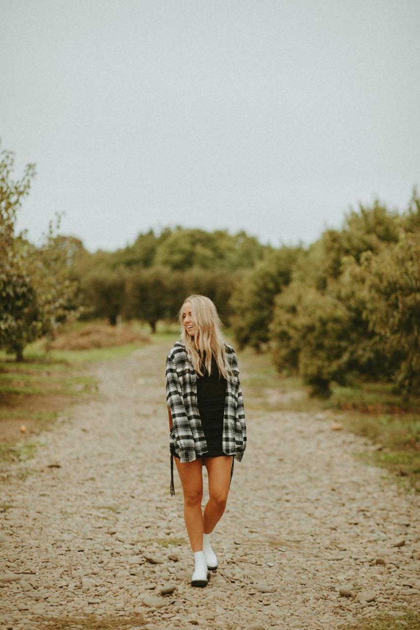 Fall Senior Session Tips: Locations, Senior Picture Outfits, & More!